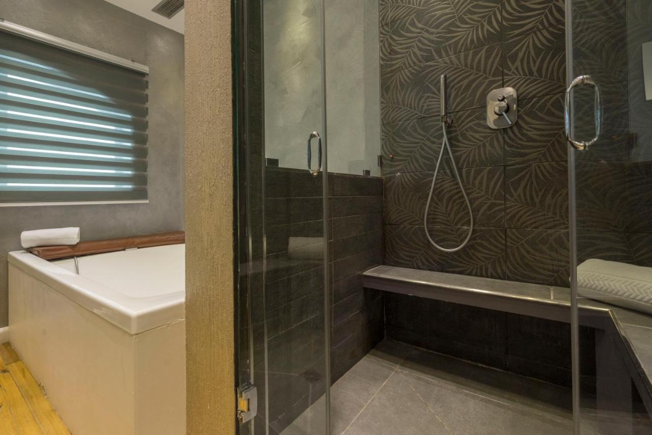Colosseum Jacuzzi Suites Guest house